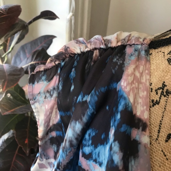 Abstract v-neck mini dress w/black belt - Picture 6 of 7